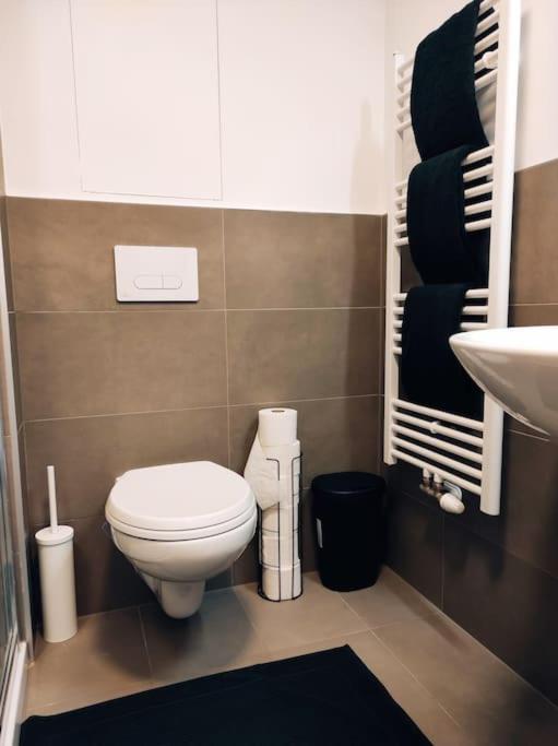 Airport Studio For Two, Free Parking, Airport View Bratislava Esterno foto